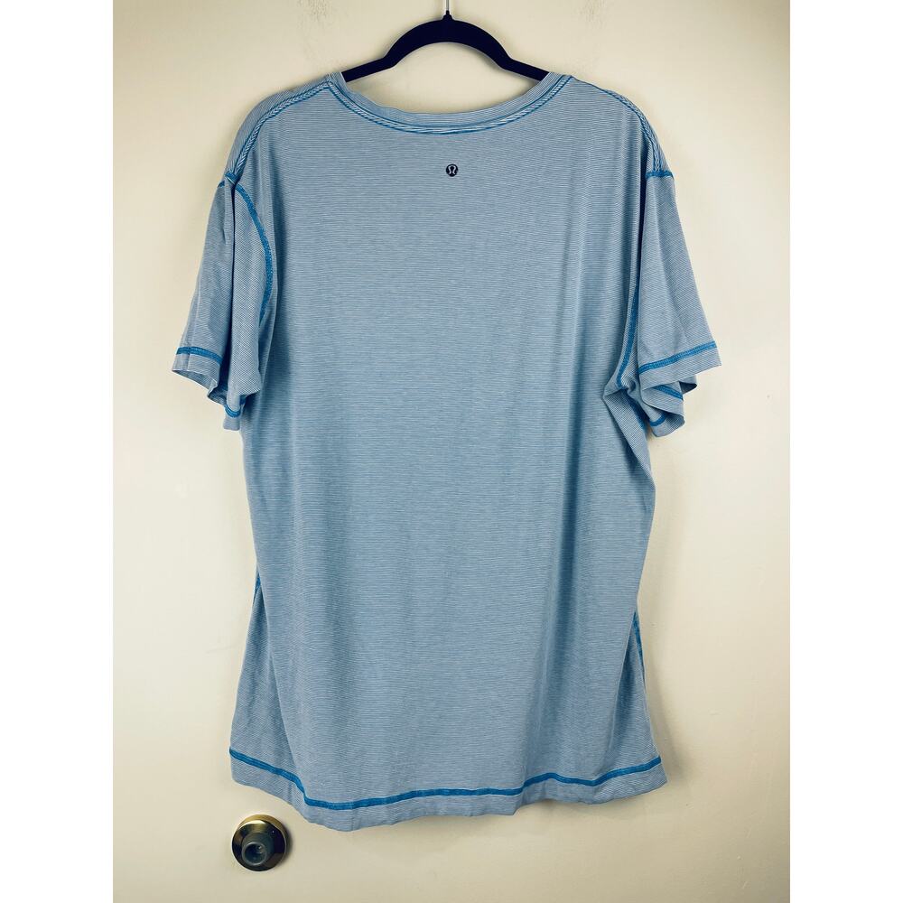 Lululemon Men's 5 Year Basic V-Neck T-Shirt XXL Blue White Micro Stripe Cotton